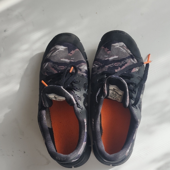 Nike Kids Sneakers Black and Orange - Picture 5 of 8